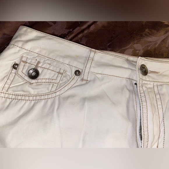 Faded Glory missy size 8 Cream skort with brown embroidered flowers. - Picture 4 of 11